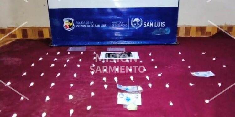 La Policía anuló dos centros de venta y distribución de drogas, incautó cocaína valuada en casi 2 millones de pesos y detuvo a dos personas