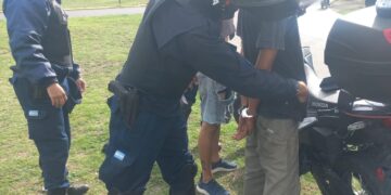 Demoraron a tres sujetos que intentaron robarle pertenencias a una mujer