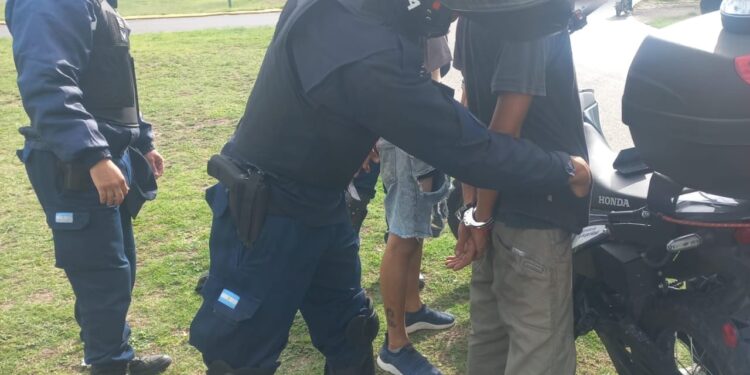 Demoraron a tres sujetos que intentaron robarle pertenencias a una mujer