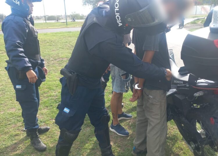 Demoraron a tres sujetos que intentaron robarle pertenencias a una mujer