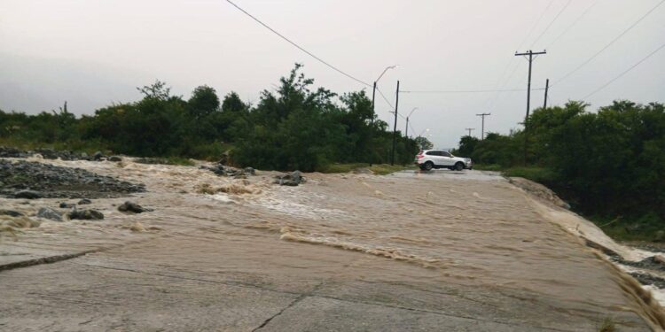 La Policía advierte sobre crecidas de ríos y cortes preventivos tras las intensas lluvias
