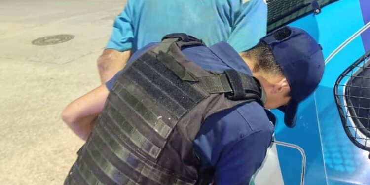 Demoraron a un sujeto por causar disturbios en una estación de servicio