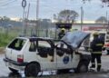 Un remis se incendió mientras circulaba por calle Pringles