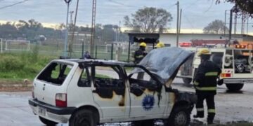 Un remis se incendió mientras circulaba por calle Pringles