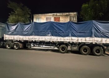 Un camionero realizaba maniobras peligrosas. Fue interceptado. El Alcotest le dio positivo