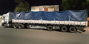 Un camionero realizaba maniobras peligrosas. Fue interceptado. El Alcotest le dio positivo