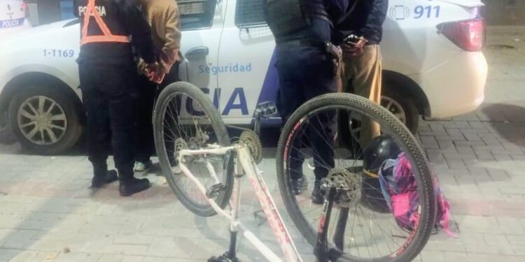 La Policía recuperó una bicicleta que había sido sustraída y demoró a dos jóvenes