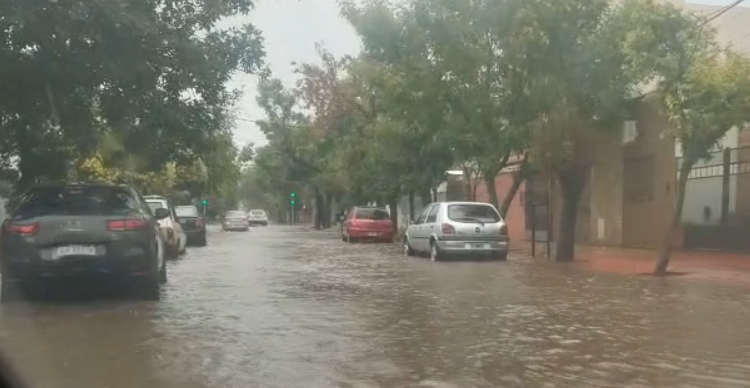 Impresionante caída de lluvia en Villa Mercedes