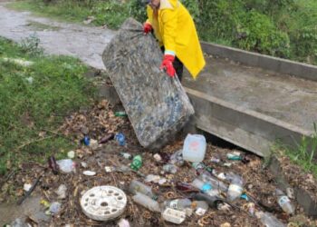 Cae lluvia, las calles se inundad, y los desagües tapados de basura