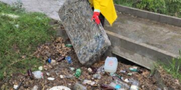 Cae lluvia, las calles se inundad, y los desagües tapados de basura