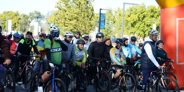 Emotiva bicicleteada por la paz en homenaje al Papa Francisco