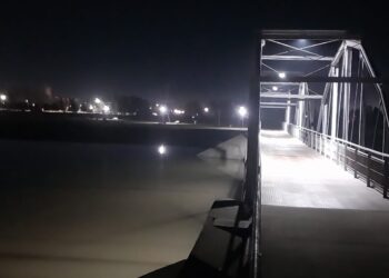 Realizan trabajos para mejorar la iluminación del Parque Costanera Río V en Villa Mercedes