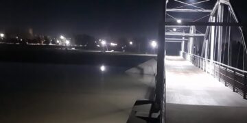 Realizan trabajos para mejorar la iluminación del Parque Costanera Río V en Villa Mercedes