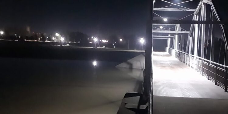 Realizan trabajos para mejorar la iluminación del Parque Costanera Río V en Villa Mercedes