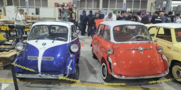 Autos clásicos (AVAVIM) y clases magistrales en la UPRO