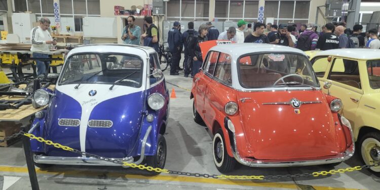 Autos clásicos (AVAVIM) y clases magistrales en la UPRO