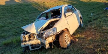 Tres personas resultaron heridas tras el vuelco de un automóvil en la Autopista 55
