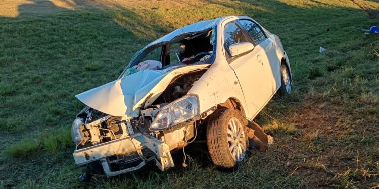 Tres personas resultaron heridas tras el vuelco de un automóvil en la Autopista 55
