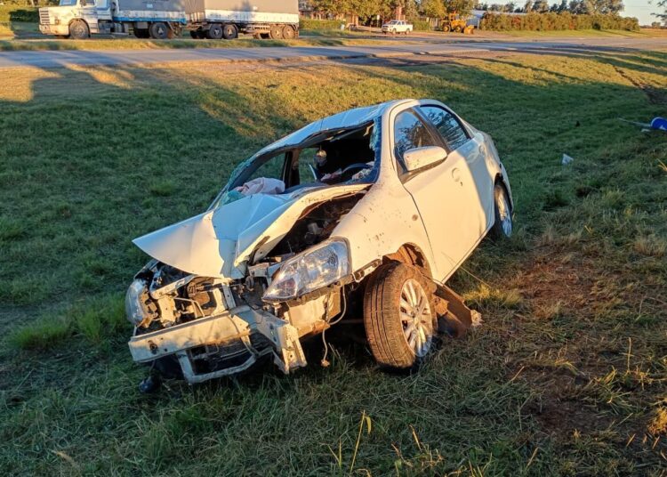 Tres personas resultaron heridas tras el vuelco de un automóvil en la Autopista 55