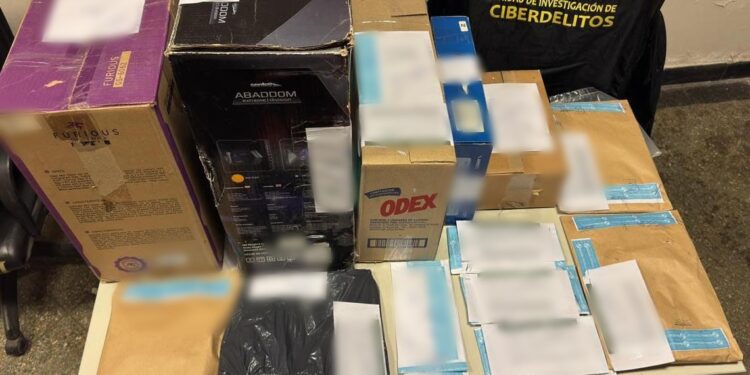 Allanamiento tras un reporte internacional de presunta tenencia y distribución de material de abuso sexual infantil. Se secuestraron dispositivos electrónicos.
