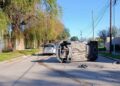 U auto volcó tras colisionar con otro vehículo; no hubo personas heridas