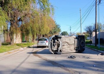 U auto volcó tras colisionar con otro vehículo; no hubo personas heridas