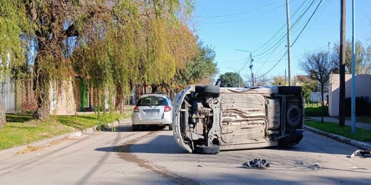 U auto volcó tras colisionar con otro vehículo; no hubo personas heridas