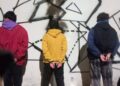 Demoraron a tres jóvenes por realizar grafitis en la pared de una escuela
