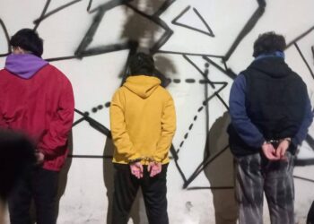 Demoraron a tres jóvenes por realizar grafitis en la pared de una escuela