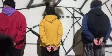 Demoraron a tres jóvenes por realizar grafitis en la pared de una escuela
