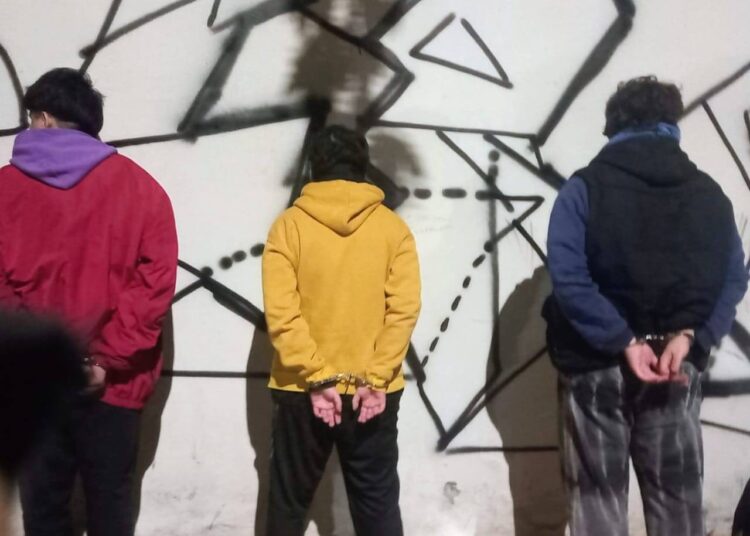 Demoraron a tres jóvenes por realizar grafitis en la pared de una escuela