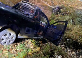Una camioneta terminó en un canal y quien manejaba debió ser rescatado por bomberos