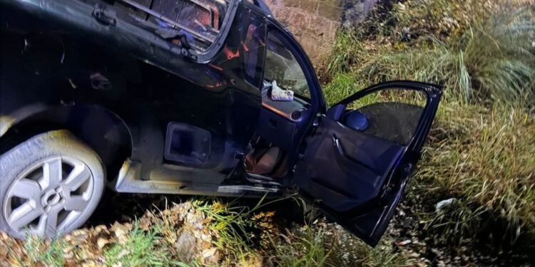 Una camioneta terminó en un canal y quien manejaba debió ser rescatado por bomberos