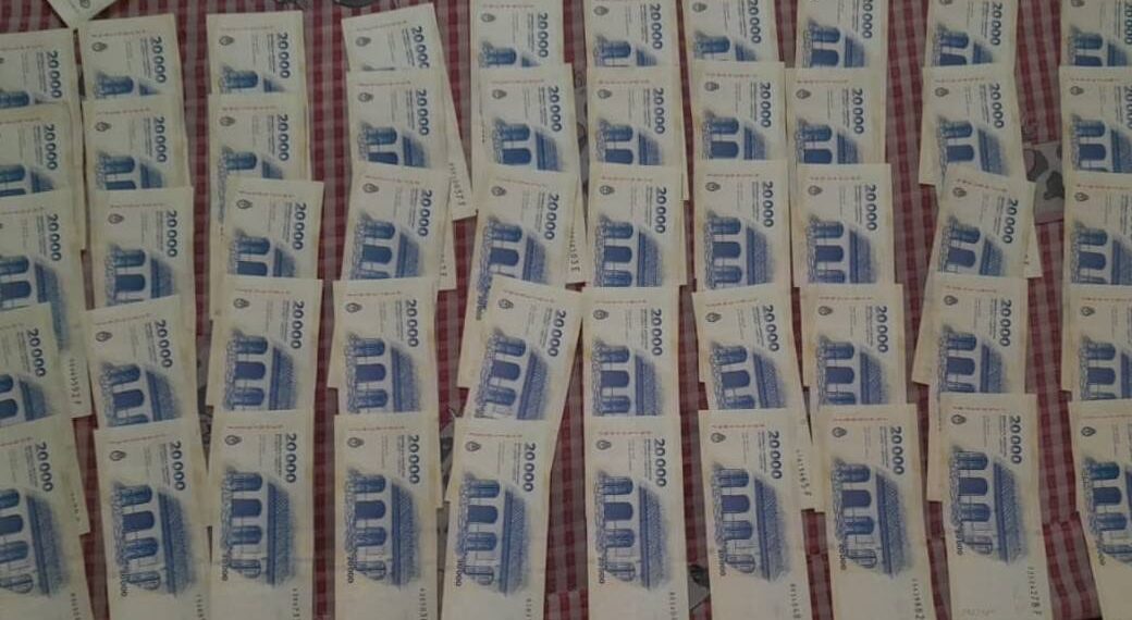 La Policía secuestró dinero en efectivo, celulares y criptoactivos tras un allanamiento por presunta defraudación informática