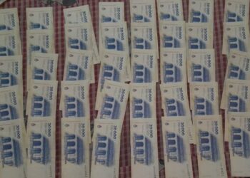 La Policía secuestró dinero en efectivo, celulares y criptoactivos tras un allanamiento por presunta defraudación informática