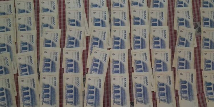 La Policía secuestró dinero en efectivo, celulares y criptoactivos tras un allanamiento por presunta defraudación informática
