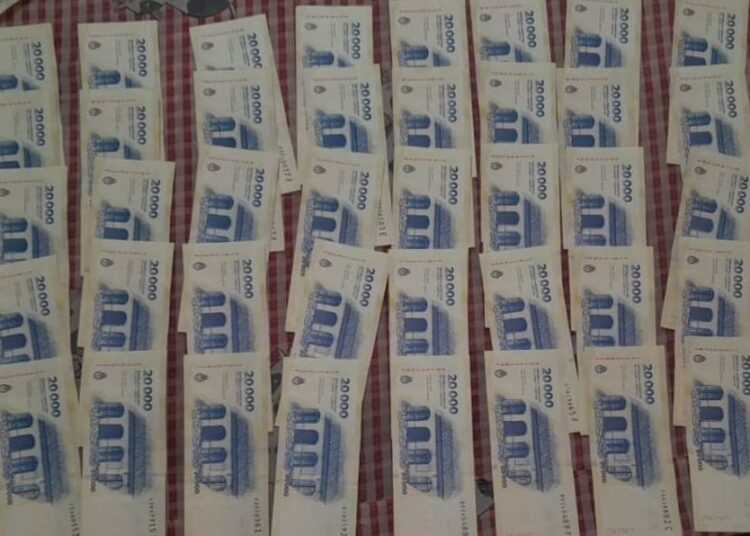 La Policía secuestró dinero en efectivo, celulares y criptoactivos tras un allanamiento por presunta defraudación informática