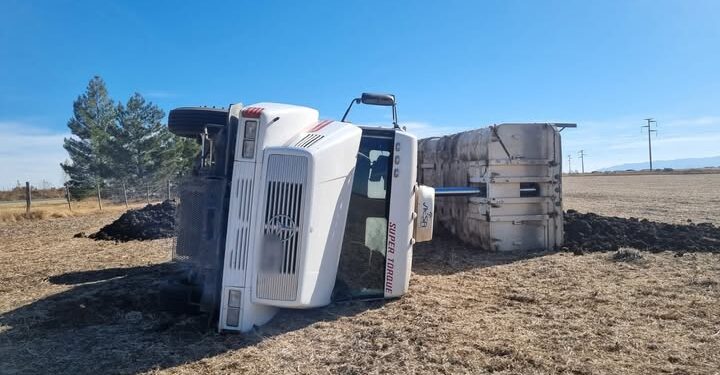 Un joven resultó lesionado tras volcar en un camión que realizaba tareas de descarga dentro de una estancia
