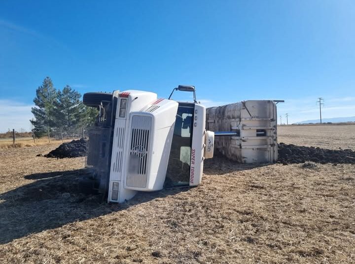 Un joven resultó lesionado tras volcar en un camión que realizaba tareas de descarga dentro de una estancia