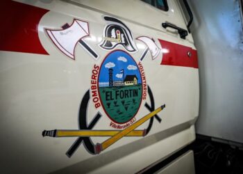 Rescataron a una adolescente que cayó al cauce del río en la zona del ex puente de madera sobre Ruta 2B.