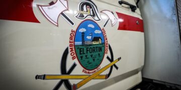 Rescataron a una adolescente que cayó al cauce del río en la zona del ex puente de madera sobre Ruta 2B.