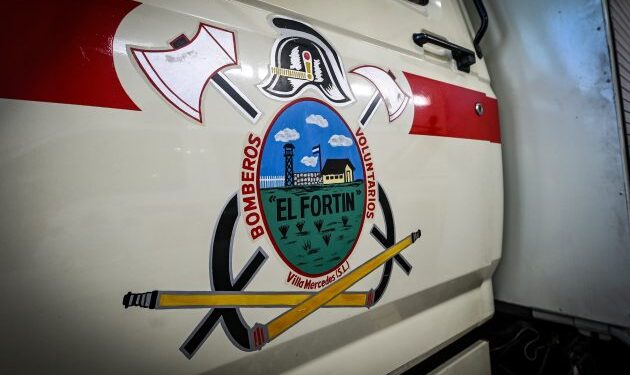 Rescataron a una adolescente que cayó al cauce del río en la zona del ex puente de madera sobre Ruta 2B.