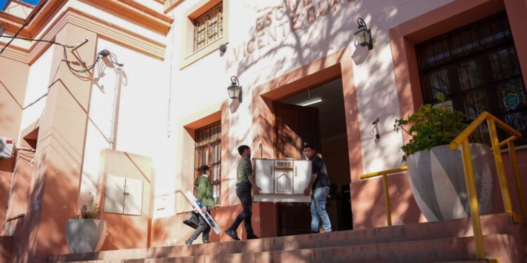 Alumnos fabricaron una cocina interactiva y juegos Montessori para la Escuela N°33 ‘Vicente Dupuy’