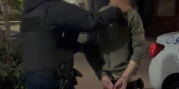 Demoraron a un joven que intentó agredir a personal médico y policial