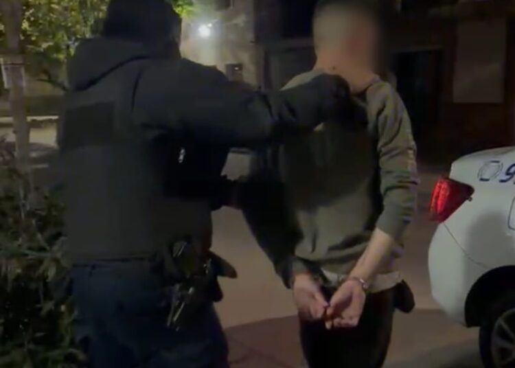 Demoraron a un joven que intentó agredir a personal médico y policial