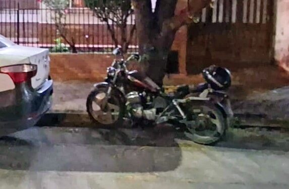 Secuestraron una motocicleta que estaba abandonada en la vía pública