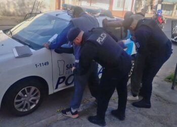 Dos hombres intentaron robar una motocicleta y fueron demorados