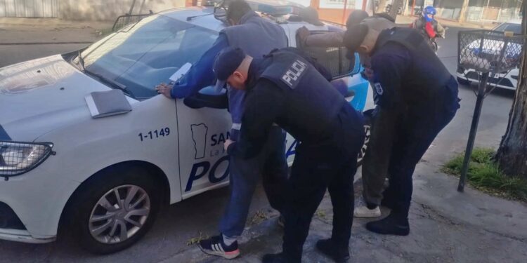 Dos hombres intentaron robar una motocicleta y fueron demorados