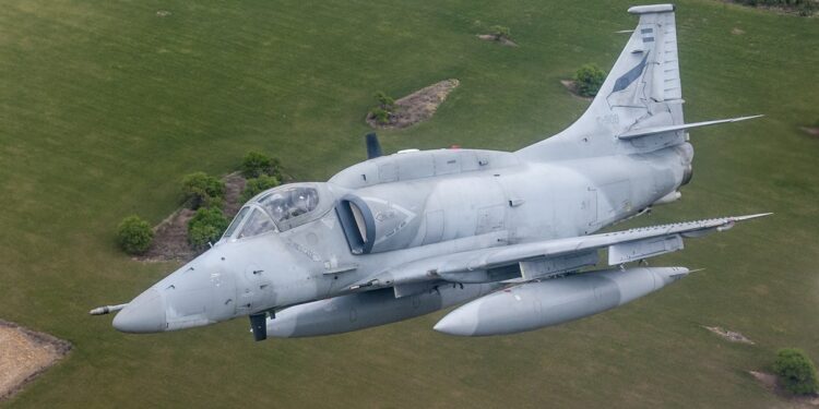 La Fuerza Aérea retira los Fightinghawk de la V Brigada Aérea