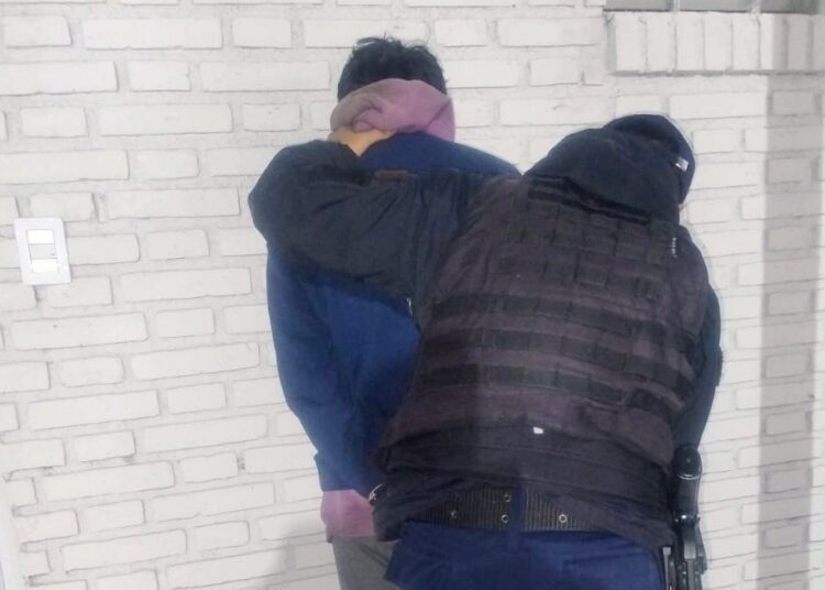 Intentó robar en una vivienda, se escondió en el baño, y fue demorado por la policía